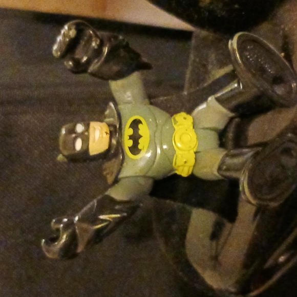 COPY - VINTAGE BENDABLE.."DC COMICS"  BATMAN FIGURINE..GRAY & BLACK..3" - Picture 6 of 7